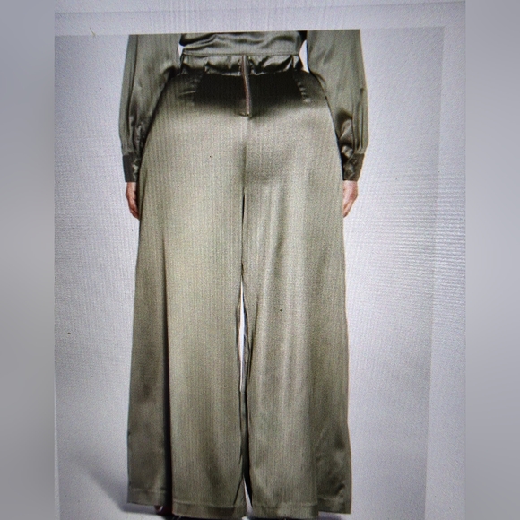 Clothes - Picture 2 of 4